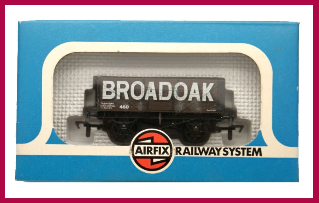 AIRFIX RAILWAYS: 54381-3 7-PLANK WAGON - BROADOAK - NEW
