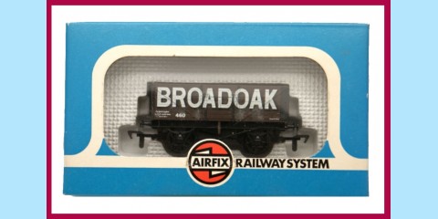 AIRFIX RAILWAYS: 54381-3 7-PLANK WAGON - BROADOAK  - NEW