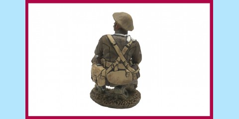 KING AND COUNTRY: FW171 - WW1 - CROUCHING WOUNDED - NEW