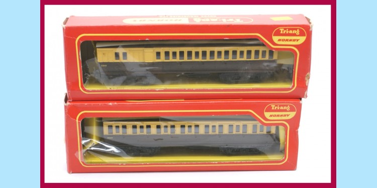 TRIANG RAILWAYS: R332/3 - GWR COMPOSITE AND BRAKE COACHES - CLERESTORY ROOF - EXCELLENT